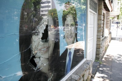 Rompen vidriera ploteada con los rostros de CFK y Boudou