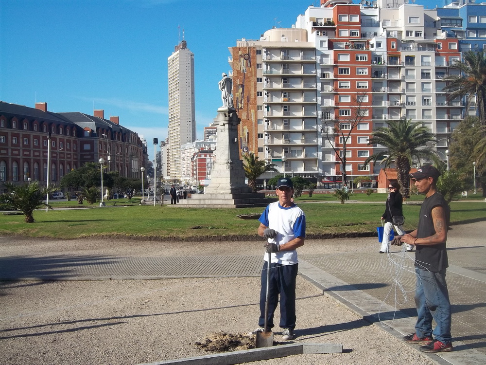 La Plaza Colón quedó semi cercada con alambre tejido: un espanto