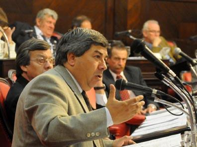 Carlos Fernandez en el senado