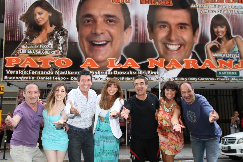El elenco de Pato a la Naranja junto a Aldo Funes y Carlos Olivieri con la marquesina en Mar del Plata