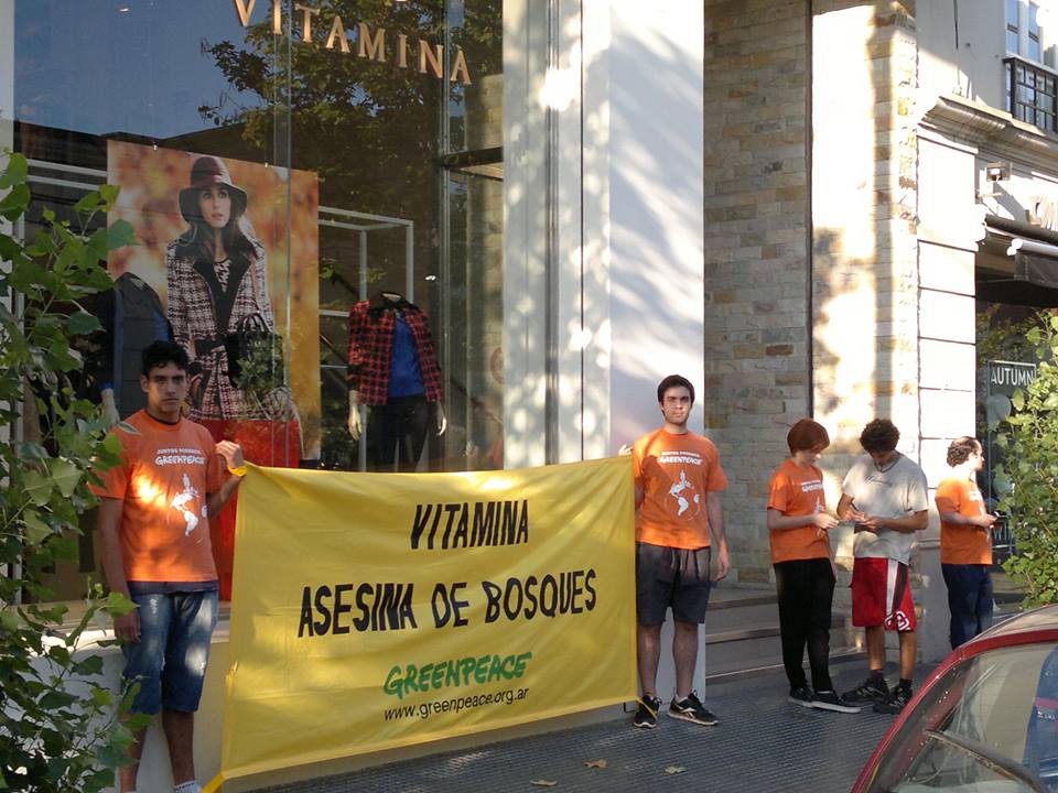 Activistas de Greenpeace etiquetaron como “Asesina de bosques” a la ropa de Vitamina