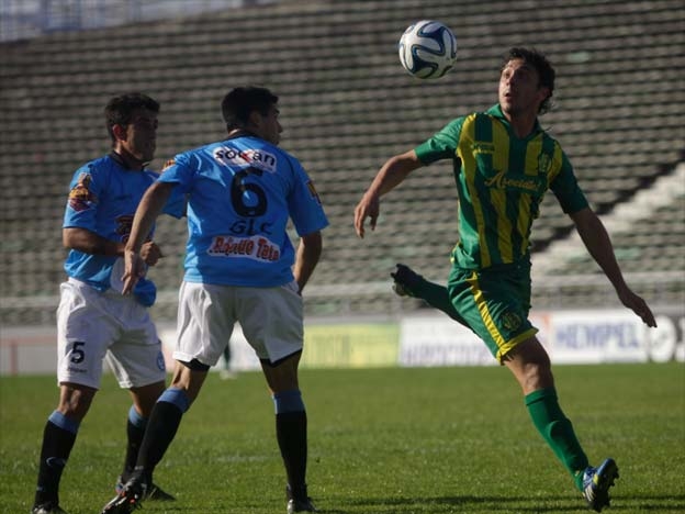 Aldosivi goleó a San Carlos y se aleja del descenso directo