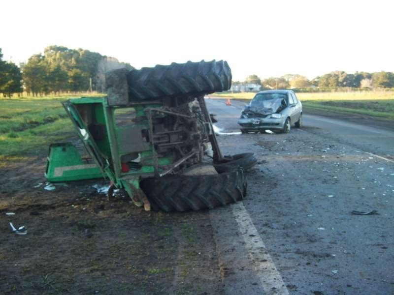 Un automóvil y un tractor colisionaron en la ruta 226