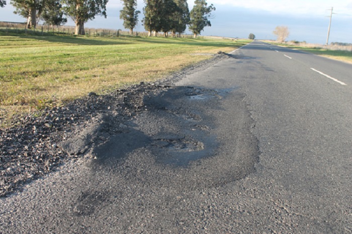 Motociclista marplatense resultó gravemente herido en ruta 88; se topó con un terrible bache