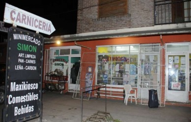 Tandil: Un delincuente amenazó a diez personas a punta de pistola y robó un minimercado