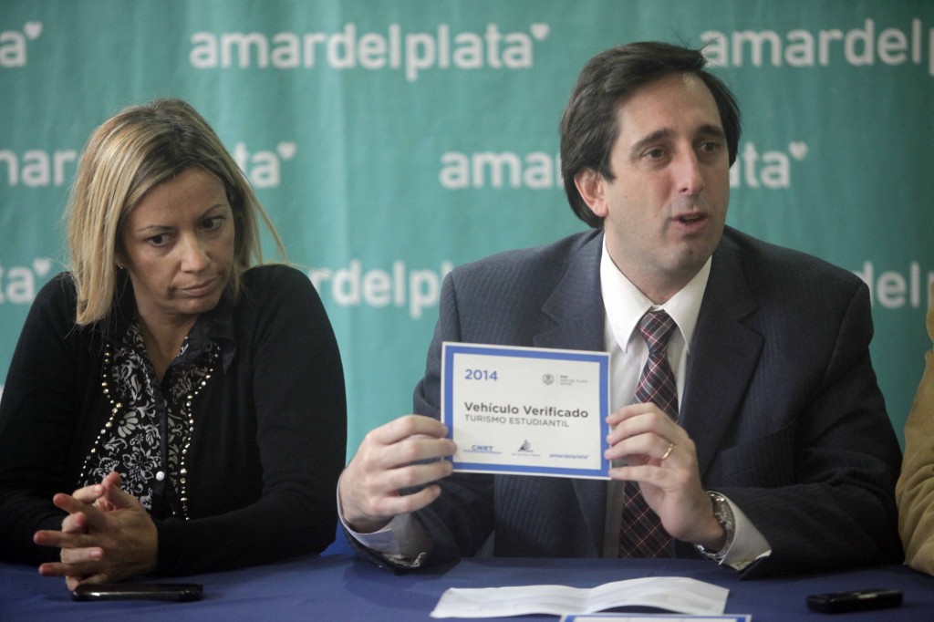 Foto MGP - Seguridad y Control - Alveolite junto a Méndez mostrando la calco que exibirán los micros al salir