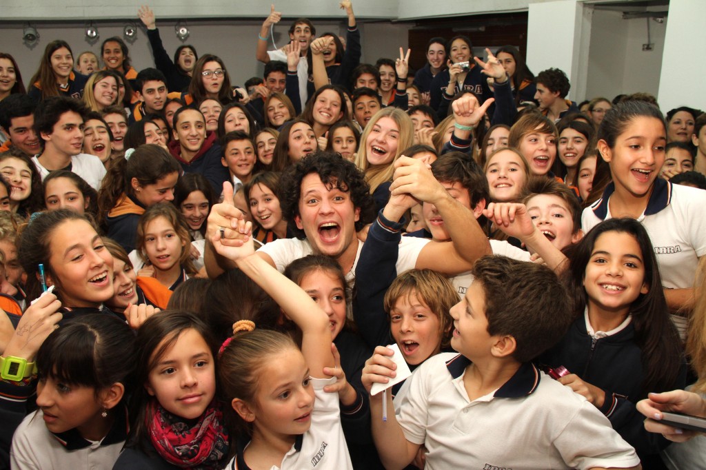 Selfie de Dario Lopilato con alumnos de IDRA 2