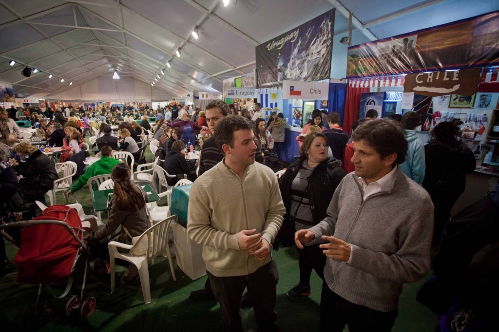 Fotos MGP - Ciano recorrio la Feria de la Colectividades 2