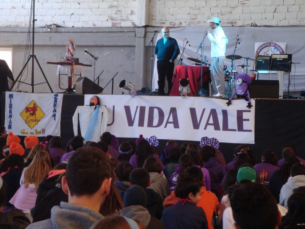 Padre Néstor Vera en una charla en invasión de pueblos 2014