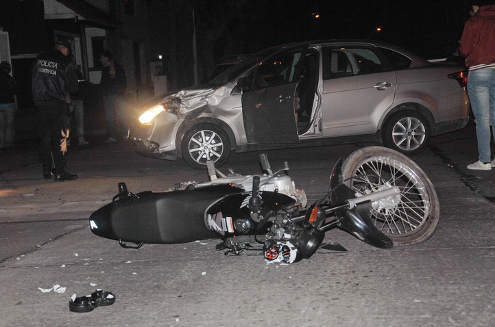 Un motociclista colisionó con un automóvil en San Luis y Vieytes; su estado es delicado