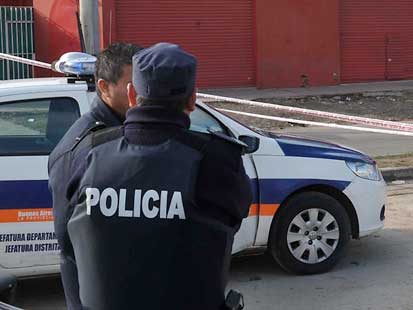Discutía con su pareja embarazada y lo acuchilló un sujeto en la puerta de su casa