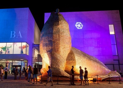 Exterior_del_nuevo_MAR,_con_obra_de_Marta_Minujin_