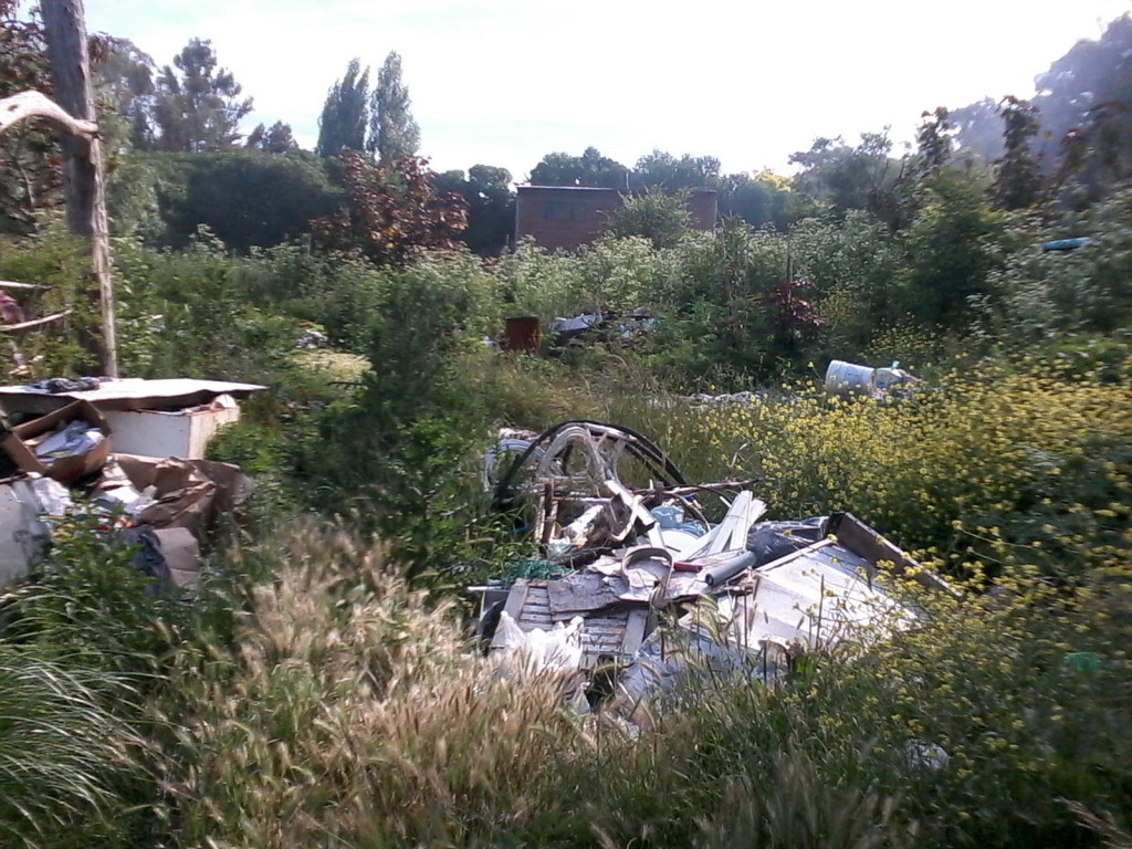basural a cielo abierto en terrenos del obispado ubicados en el barrio alfar