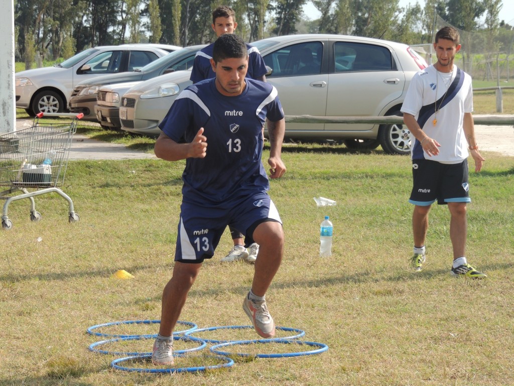 Alvarado realizó una nueva práctica de fútbol y se sumó el defensor Villán