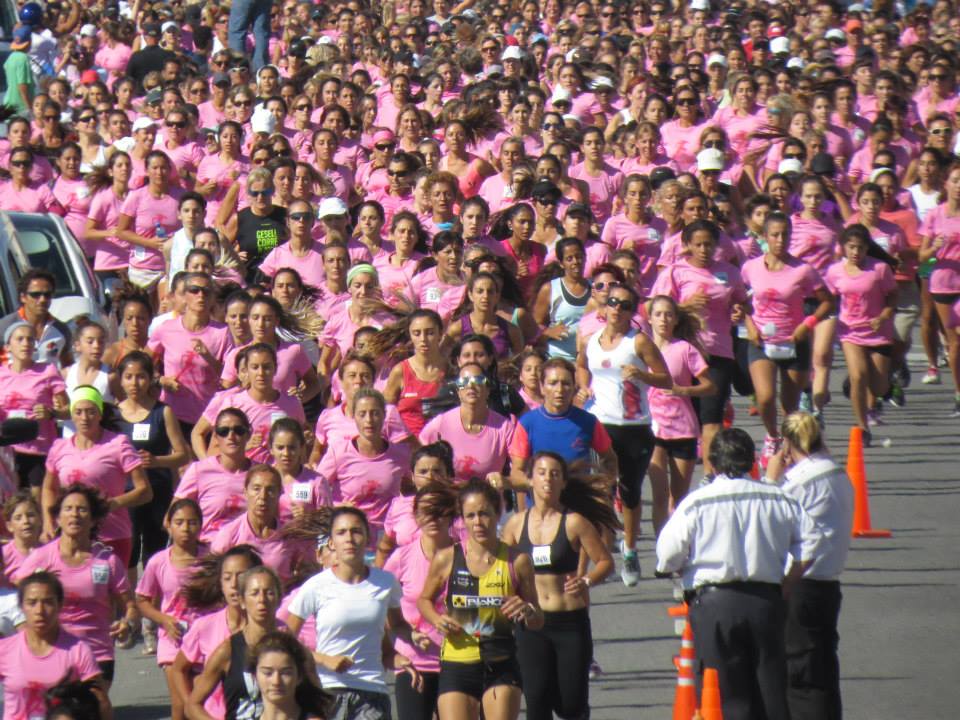 Se corren los 5K de la Mujer con fines solidarios y una multitud de participantes