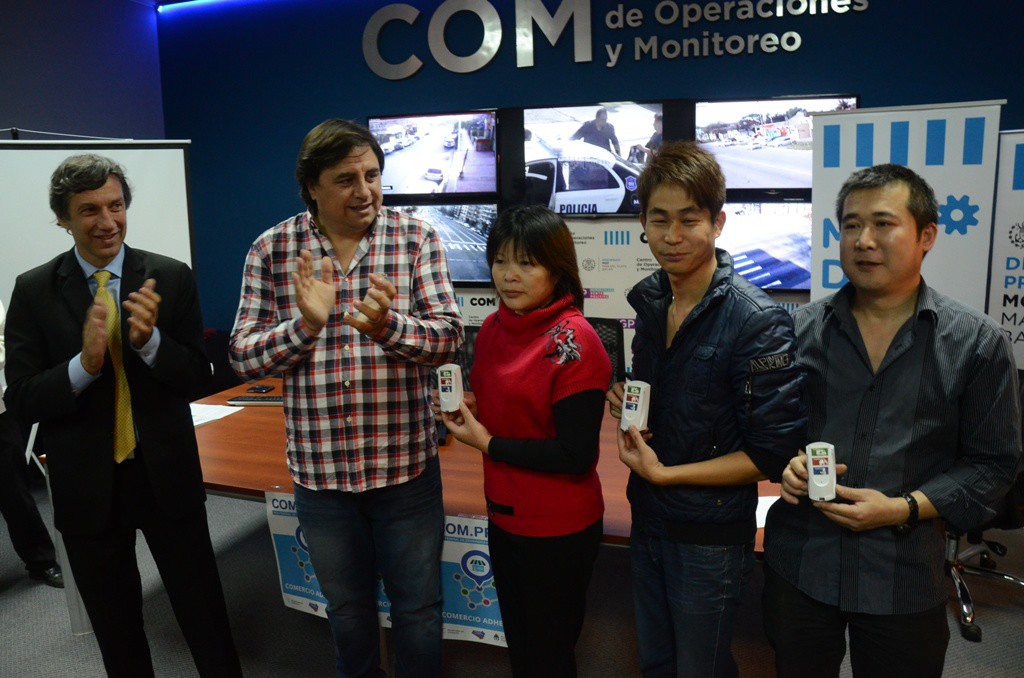 FotosMGP - Entrega Botones alerta supermercados Chinos
