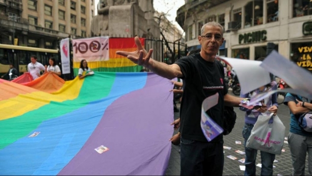 Organizaciones de defensa de los derechos de homosexuales celebraron el fallo de la licencia por paternidad