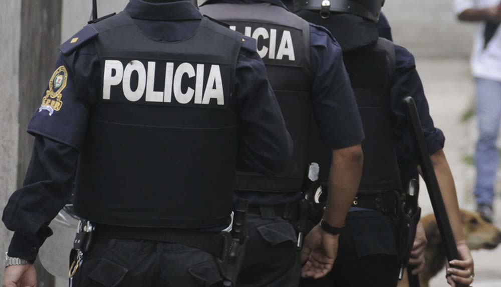 La policía lleva a cabo un operativo de saturación en los asentamientos de La Cruz de Carrasco donde empleo aproximadamente 100 uniformados, resultando 57 detenidos, de los cuales 14 eran menores. También fueron encontradas armas de fuego, drogas y autopartes supuestamente robadas.