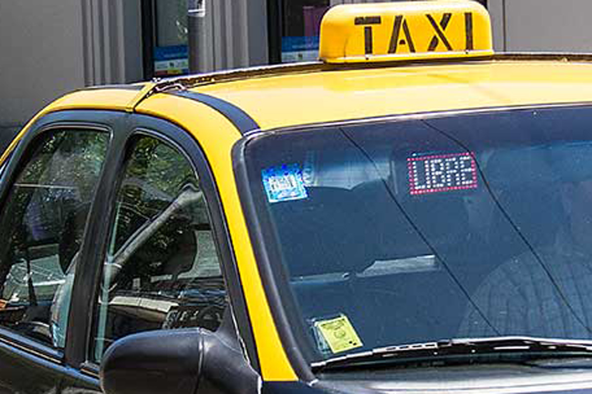 Un taxista chocó a una motociclista, huyó pero se terminó entregando