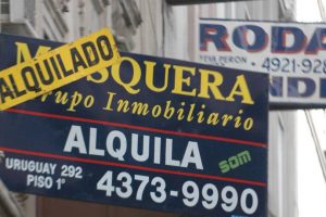 zzzznacp2 NOTICIAS ARGENTINAS BAIRES, OCTUBRE 1: A fin de aumentar los valores de los alquileres, los propietarios de inmuebles celebran contratos menores a seis meses, con lo cual un inquilino puede renovar el alquiler más de tres veces al año, advirtió hoy el presidente de la Unión Argentina de Inquilinos, Radamés Marini. Foto NA: MARCELO CAPECEzzzz