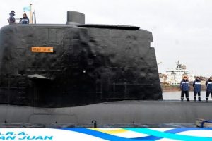 “El color del submarino y el estado del mar hacen muy difícil la búsqueda”