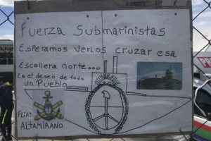 Carteles y banderas piden por el ARA San Juan