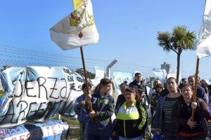 zzzznacg2 NOTICIAS ARGENTINAS MAR DEL PLATA, NOVIEMBRE 23: Amigos y familiares de los tripulantes del ARA San Juan realizan una peregrinacion a la Base Naval de esta ciudad. Foto NA: JOSE SCALZO zzzz