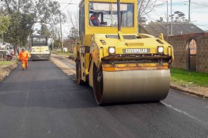 Comenzaron las obras de asfalto en los barrios Parque Palermo y Las Heras
