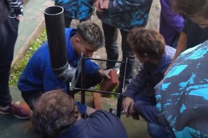 Estudiantes del Instituto Tavelli fabrican estufas y las donan a familias necesitadas