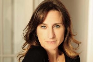 La escritora y abogada Gabriela Exilart en el ciclo “Encuentro con el autor”