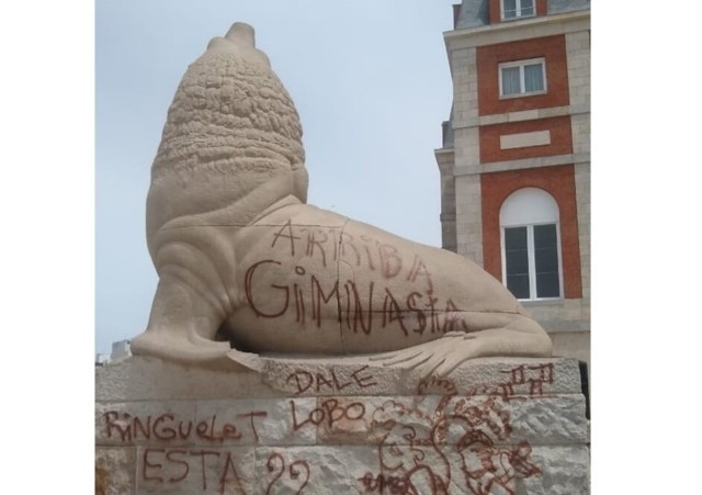El Municipio restaurará uno de los Lobos Marinos vandalizados por simpatizantes de Gimnasia de La Plata