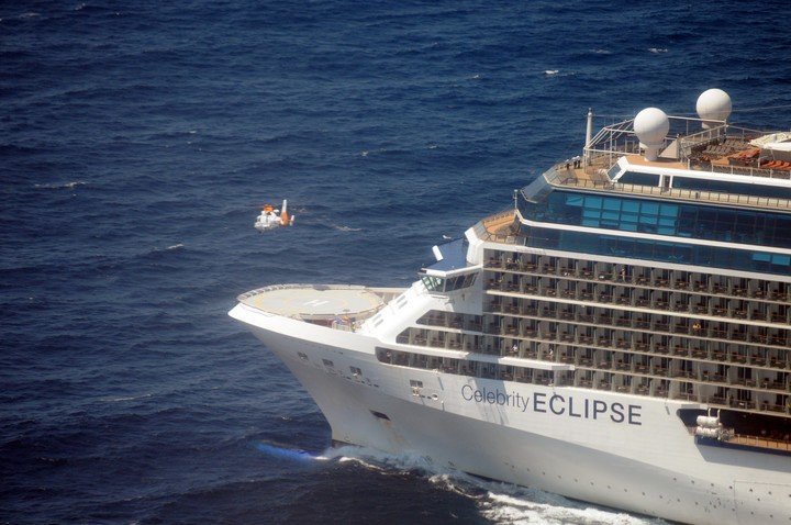 Emergencia en el mar: el video del impresionante rescate de dos pasajeros de un crucero