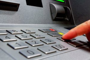 Cómo hacer extracciones de efectivo de un cajero automático sin tarjeta de débito