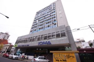 Instan a los médicos a evitar medidas de fuerza durante la negociación con IOMA