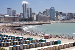 El gobierno de Axel Kicillof y los intendentes de las ciudades balnearias avanzan en los protocolos para que haya temporada de verano
