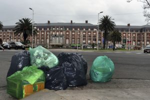 Las bolsas verdes para los residuos reciclables secos y las negras para el resto de la basura.