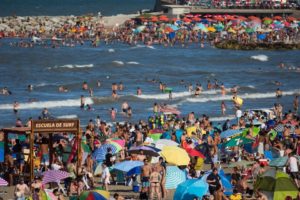 Verano 2021: el protocolo para playas públicas de mar, río o lagos y balnearios privados