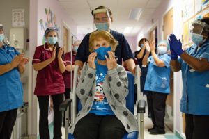 La primera inyección fue recibida por Margaret Keenan, una británica que cumple 91 años la semana próxima