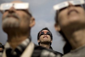 Eclipse de sol: cómo mirarlo, cómo cuidarse y cuándo disfrutarlo