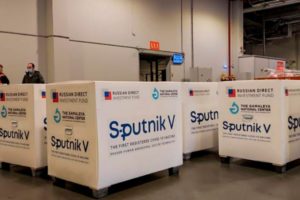 Las vacunas Sputnik V, a punto de ser cargadas en el avión de Aerolíneas.