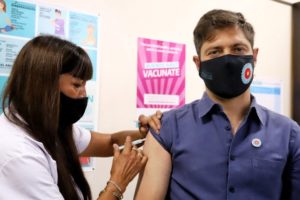 El gobernador Axel Kicillof, el primero en vacunarse con la Sputnik V