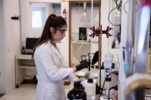 Un conservante utilizado en la vacuna anti-covid se fabrica en la ciudad