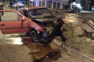 Un hombre murió tras chocar con su auto contra una columna de alumbrado