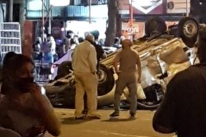 Un herido durante un triple choque y vuelco en avenida Colón