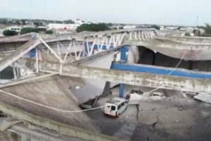 Se desplomó el techo de un depósito municipal y varios vehículos quedaron destrozados