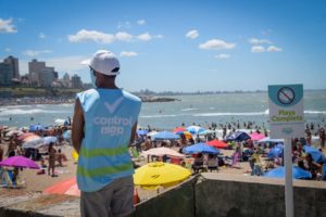 «Playa completa»: cerraron accesos de Playa Grande y Cabo Corrientes para evitar aglomeraciones