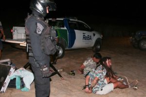 La Costa: Desactivan una fiesta con cerca de 2.000 personas en la playa