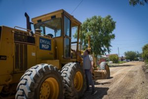 La Municipalidad recupera las calles de granza en cinco barrios en simultáneo
