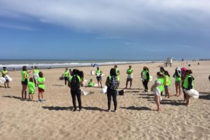 La brigada de los limpia playas llegó a Mar del Plata y reciclará los residuos que encuentre en la arena
