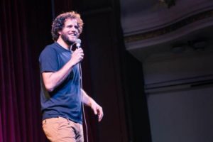 Nicolás de Tracy vuelve al Teatro Roxy con “Artesanal”